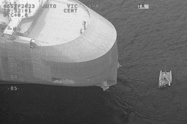 3 rescued from catamaran attacked by sharks off Australian coast