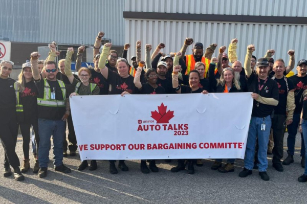 Canadian autoworkers, Ford extend strike deadline