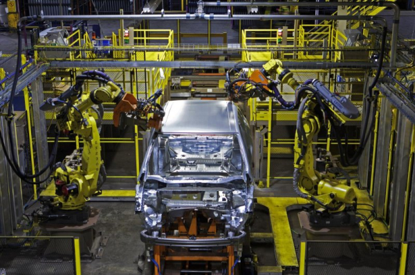 Contract talks between Canadian autoworkers, Ford face midnight deadline