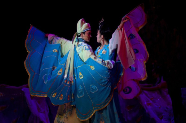 North Korean opera stars are giving concerts to encourage farmers to finish this year's harvest