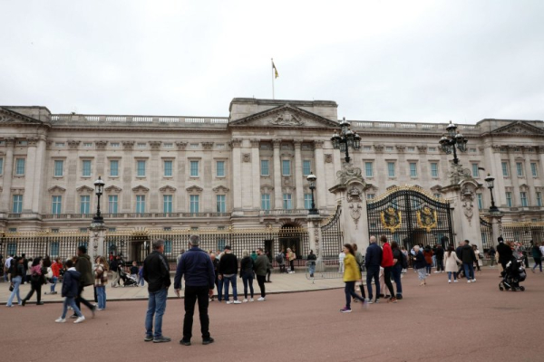 Police: Man arrested near Buckingham Palace after climbing wall Police: Man arrested near Buckingham Palace after climbing wall