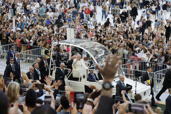 Pope condemns 'alarmist propaganda' over influx of migrants into Europe