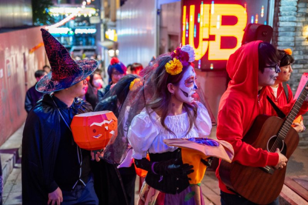 Crowds return for Halloween weekend one year after Seoul crush tragedy Crowds return for Halloween weekend one year after Seoul crush tragedy