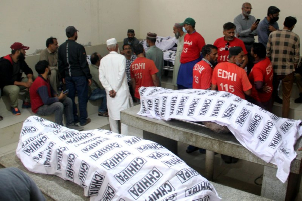 At least 11 dead, 22 injured in major fire at Pakistan shopping mall