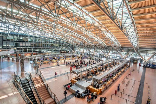 Hamburg airport closes: armed man on tarmac, family hostage situation