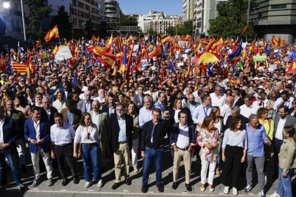 Hundreds of thousand protest Spain's prime minister swearing-in and Catalan deal