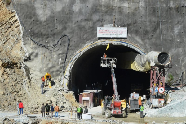 India tunnel rescue efforts stopped briefly over fears of further collapse