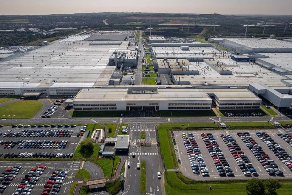 Nissan invests $2.5B for electric vehicle production at British plant Nissan invests $2.5B for electric vehicle production at British plant