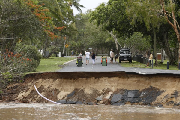 Australian military mounts major airlift to evacuate flood-hit community Australian military mounts major airlift to evacuate flood-hit community