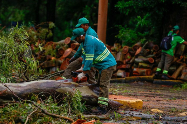 Massive storm kills 13 in Argentina, bears down on Buenos Aires