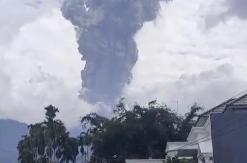 Mount Marapi erupts in Indonesia's West Sumatra, spewing ash on nearby towns Mount Marapi erupts in Indonesia's West Sumatra, spewing ash on nearby towns