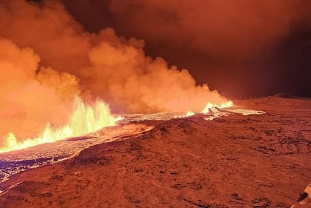 Police warn tourists to stay away from Iceland volcano