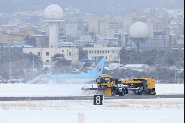 Season's strongest cold wave causes travel woes, chaos in Korea