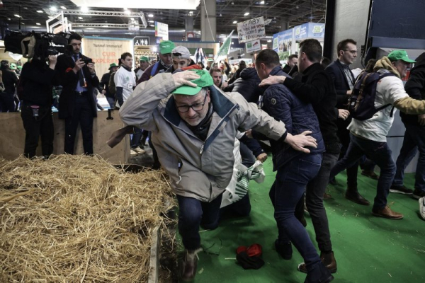 Farmers jeer Macron as tensions escalate at France's top agriculture show