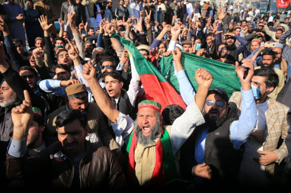 Pakistan elections: Imran Khan's party edges slim lead as results delayed Pakistan elections: Imran Khan's party edges slim lead as results delayed