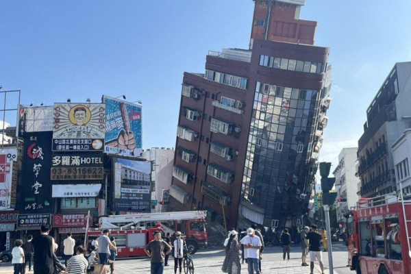 Powerful 7.4 magnitude earthquake strikes Taiwan as buildings collapse, people trapped