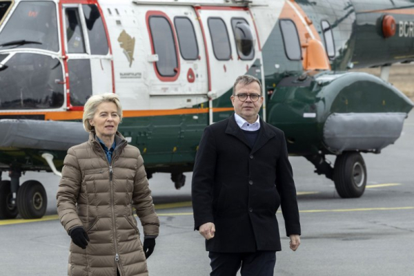 Ursula von der Leyen visits border to stand by Finland against Russian 'hybrid attacks' Ursula von der Leyen visits border to stand by Finland against Russian 'hybrid attacks'