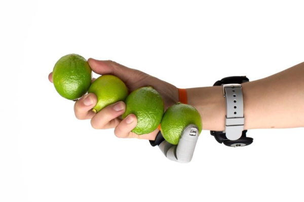 Hundreds test robotic extra thumb at science exhibit