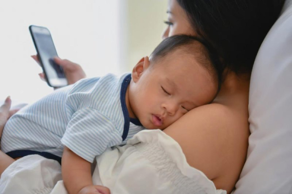Mom's smartphone use might affect baby's language development