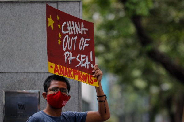 Philippines, China reach 'understanding' to lower South China Sea tensions