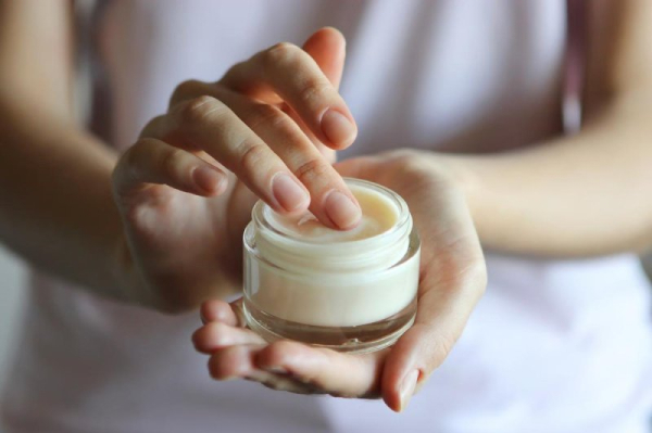Chemicals in makeup, sunscreen may increase risk of pregnancy complications