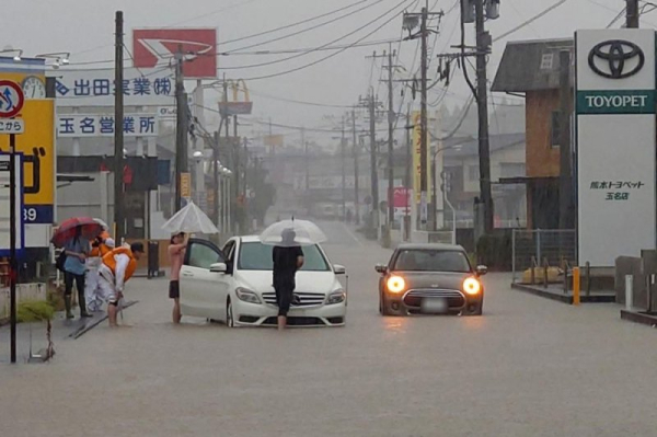 Death toll climbs as Typhoon Shanshan continues to pound Japan