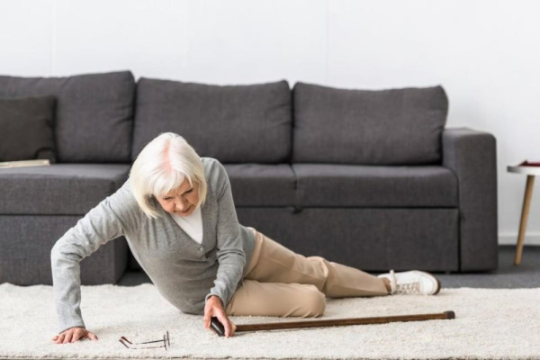 Falls linked to increased risk of dementia in older people