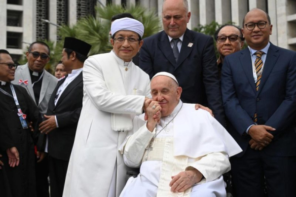 Pope Francis joins Indonesian imamin in call for religious peace in Jakarta