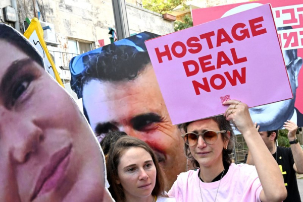 Protesters outside Netanyahu's home call on Israeli PM for hostage deal Protesters outside Netanyahu's home call on Israeli PM for hostage deal