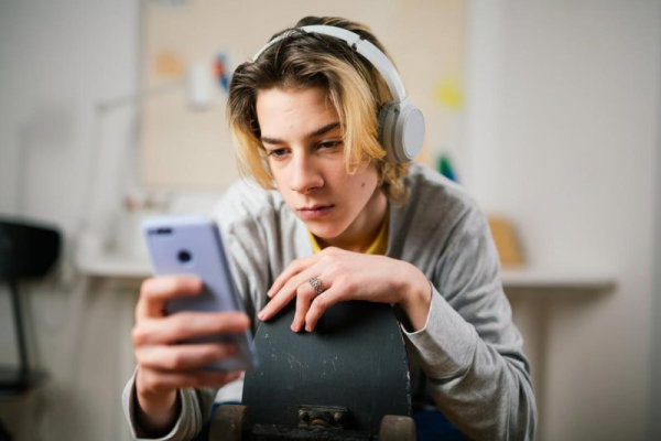Survey: Half of U.S. teens stare at screens more than 4 hours per day