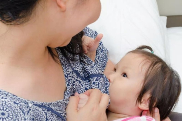 1 in 4 moms fall asleep while breastfeeding, increasing risk of SIDS