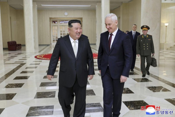 Kim Jong Un meets with Russian defense minister, praises counterattacks in Ukraine