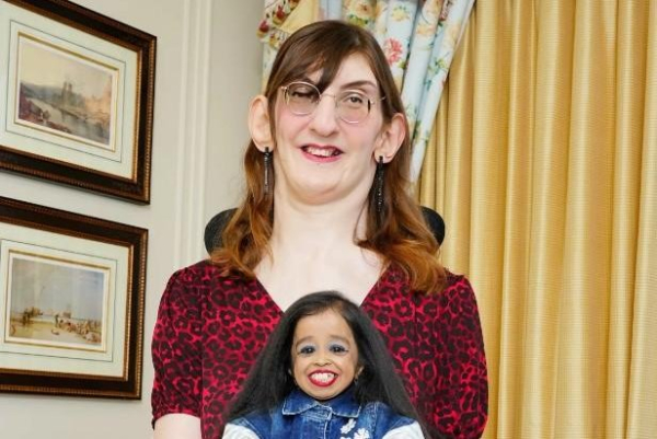 Shortest and tallest living women declared 'icons' in London