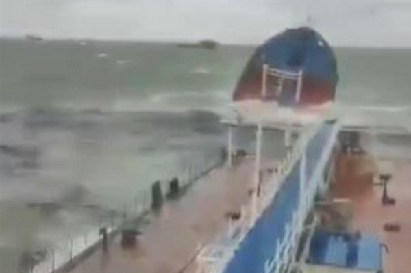 2 Russian oil tankers sink in storm, cause spill in Kerch Strait 2 Russian oil tankers sink in storm, cause spill in Kerch Strait