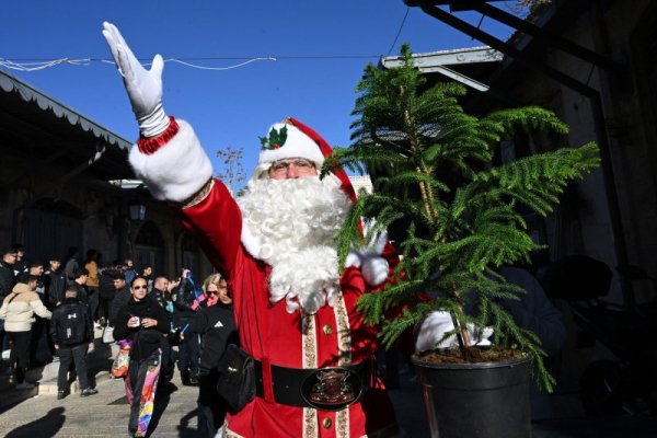 Santa delivers 'message of hope' in war-weary Jerusalem