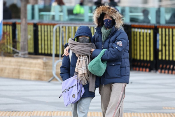 Flights, shipping delayed as South Korea struggles in grip of extreme low temperatures
