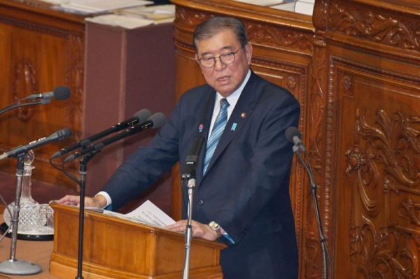 Japanese prime minister calls for regional revitalization in economic plan