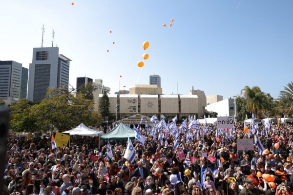 Israel resumes releasing Palestinian prisoners, Hamas to return four bodies