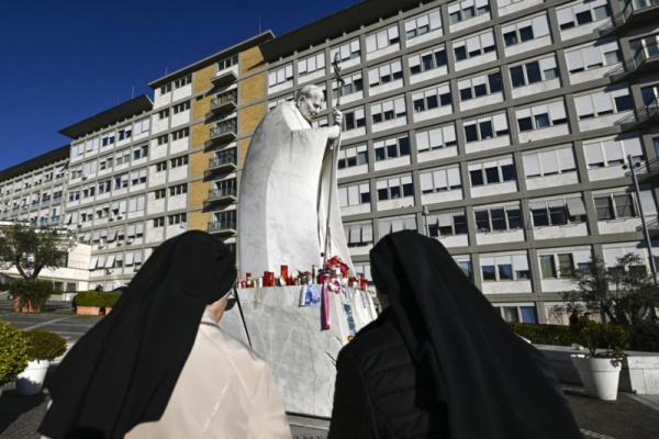 Pope Francis put back on ventilator after 2 episodes of acute respiratory failure