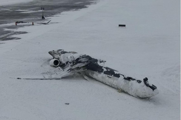 Report: Airliner's landing gear failed during Toronto crash