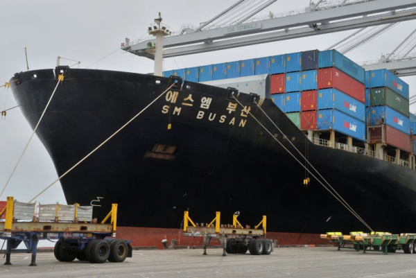 Countries agree to reduce maritime emissions, tax carbon offenders