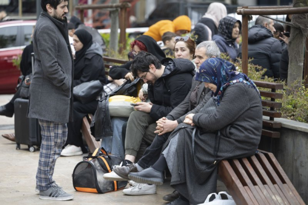 Magnitude 6.2 earthquake strikes Istanbul, more than 150 injured in panic