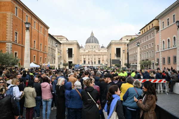 Mourners cram Vatican to pay respects to Pope Francis as in final day of lying in state