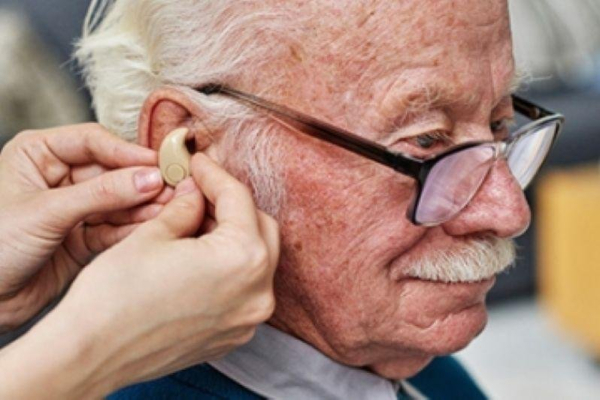 New study reaffirms strong link between hearing loss, dementia in seniors