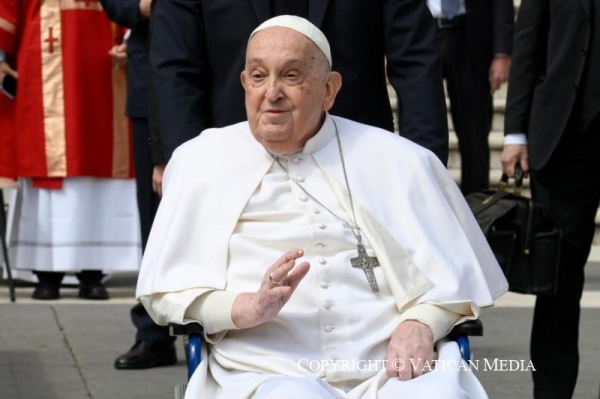 Pope Francis greets Palm Sunday worshippers