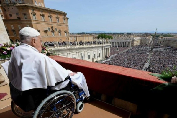 Pope Francis makes Easter appearance, pens global peace message