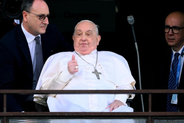 Pope Francis makes surprise appearance at St. Peter's Square Sunday