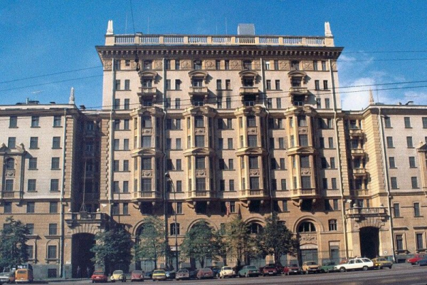 U.S., Russian officials spar over U.S. embassy staffing in Moscow U.S., Russian officials spar over U.S. embassy staffing in Moscow