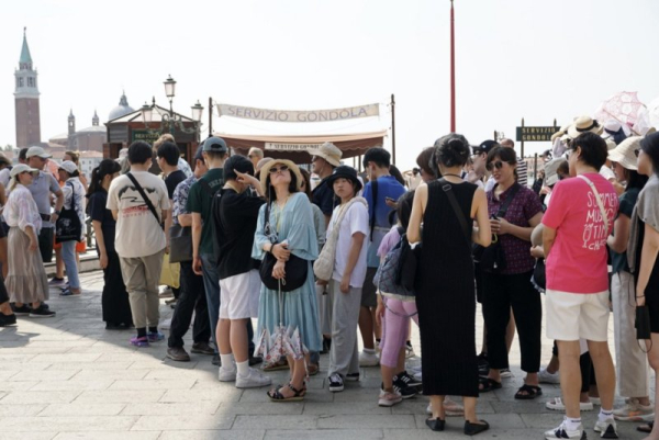 Venice resumes tourist fee, doubles it for last minute day-trippers