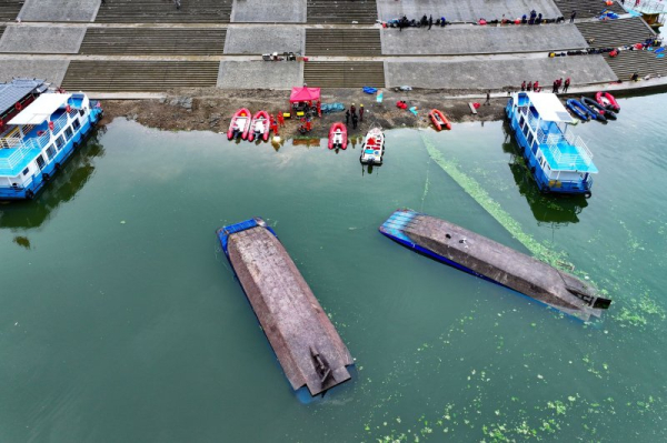 10 dead, dozens hospitalized as Chinese tourist boats capsize